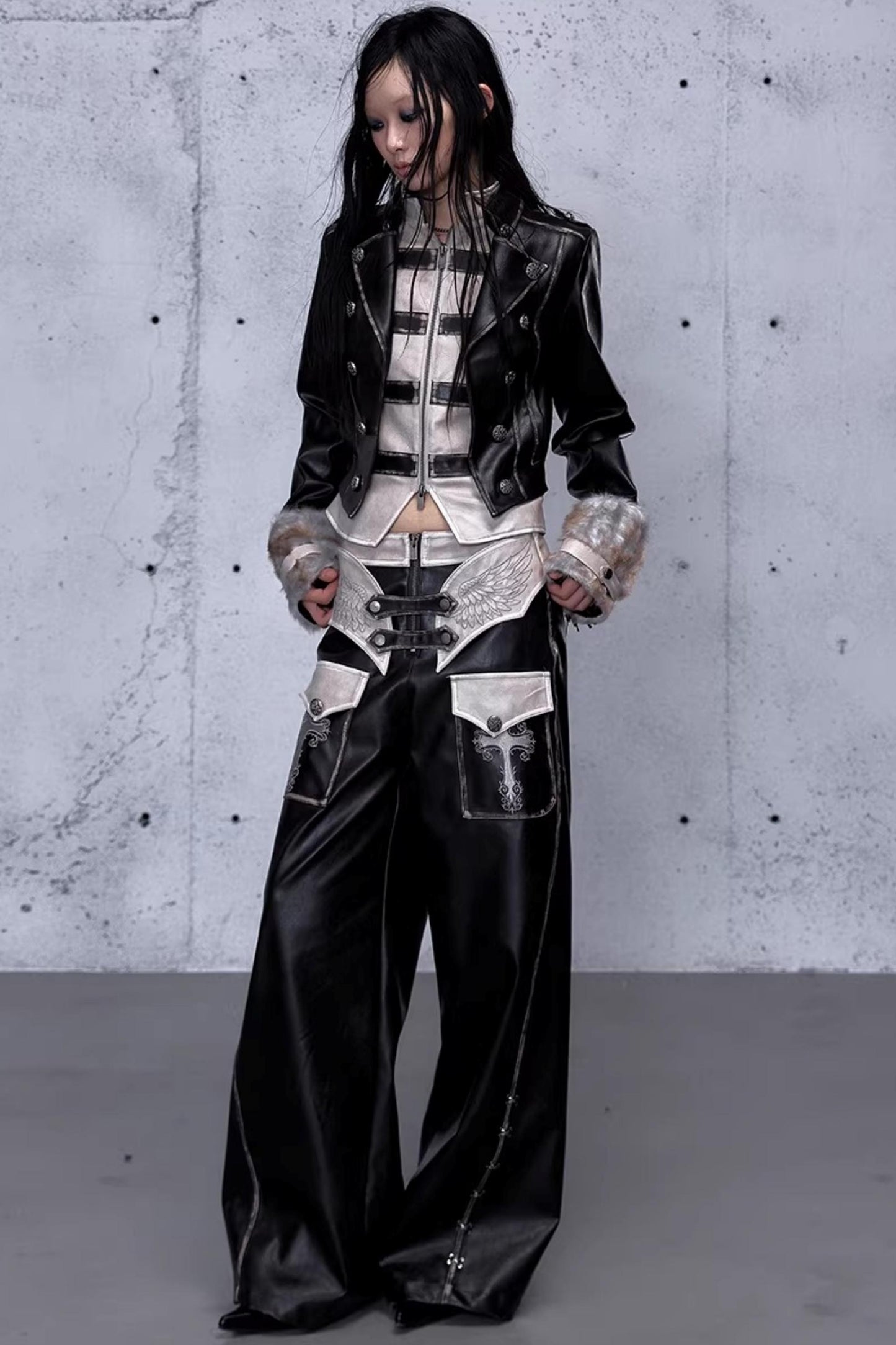 Punk-Lederhose mit Stickerei