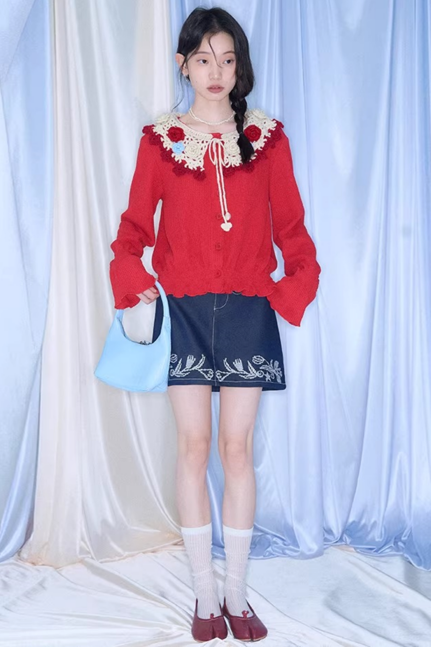 Gehäkelte Strickjacke mit floraler Kamelie