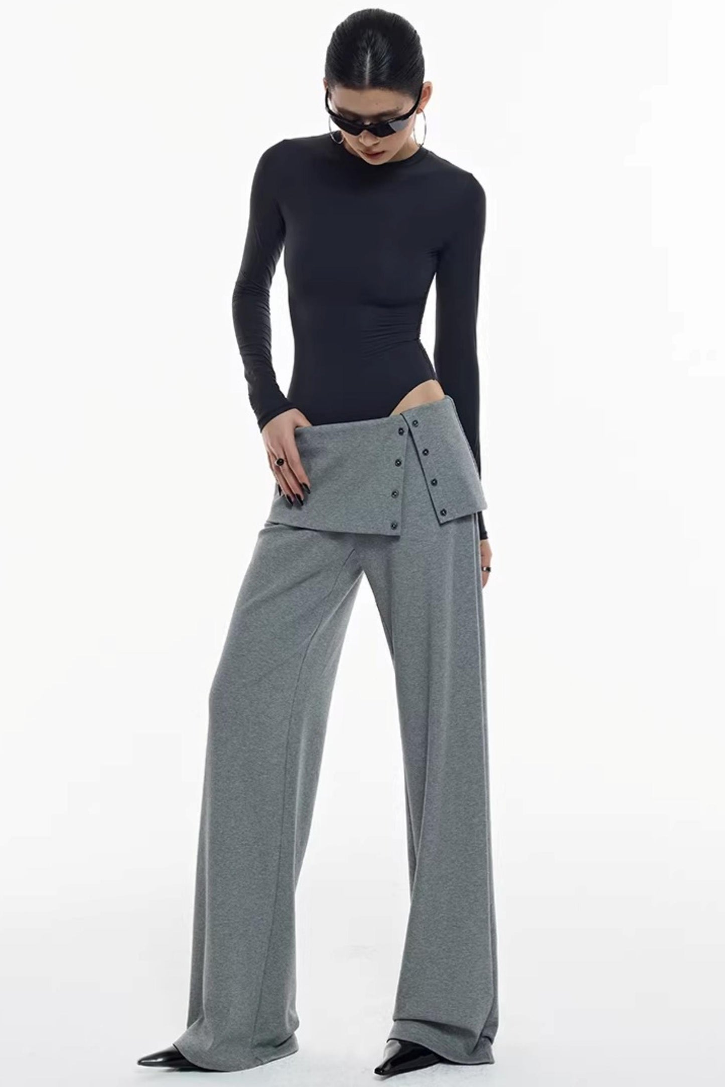 Strickhose mit Schlitz, die die Hüfte bedeckt