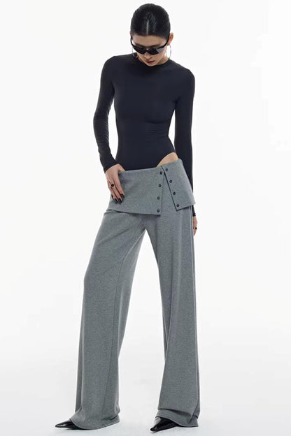 Strickhose mit Schlitz, die die Hüfte bedeckt