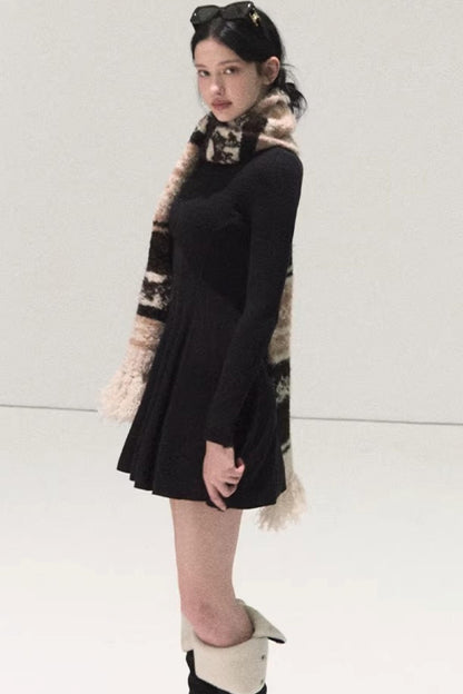 Gestreiftes Kleid mit Ballettkragen