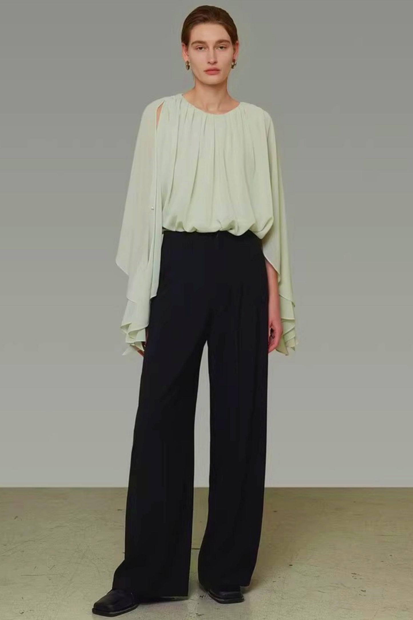 Rundhalsbluse mit Flatterärmeln