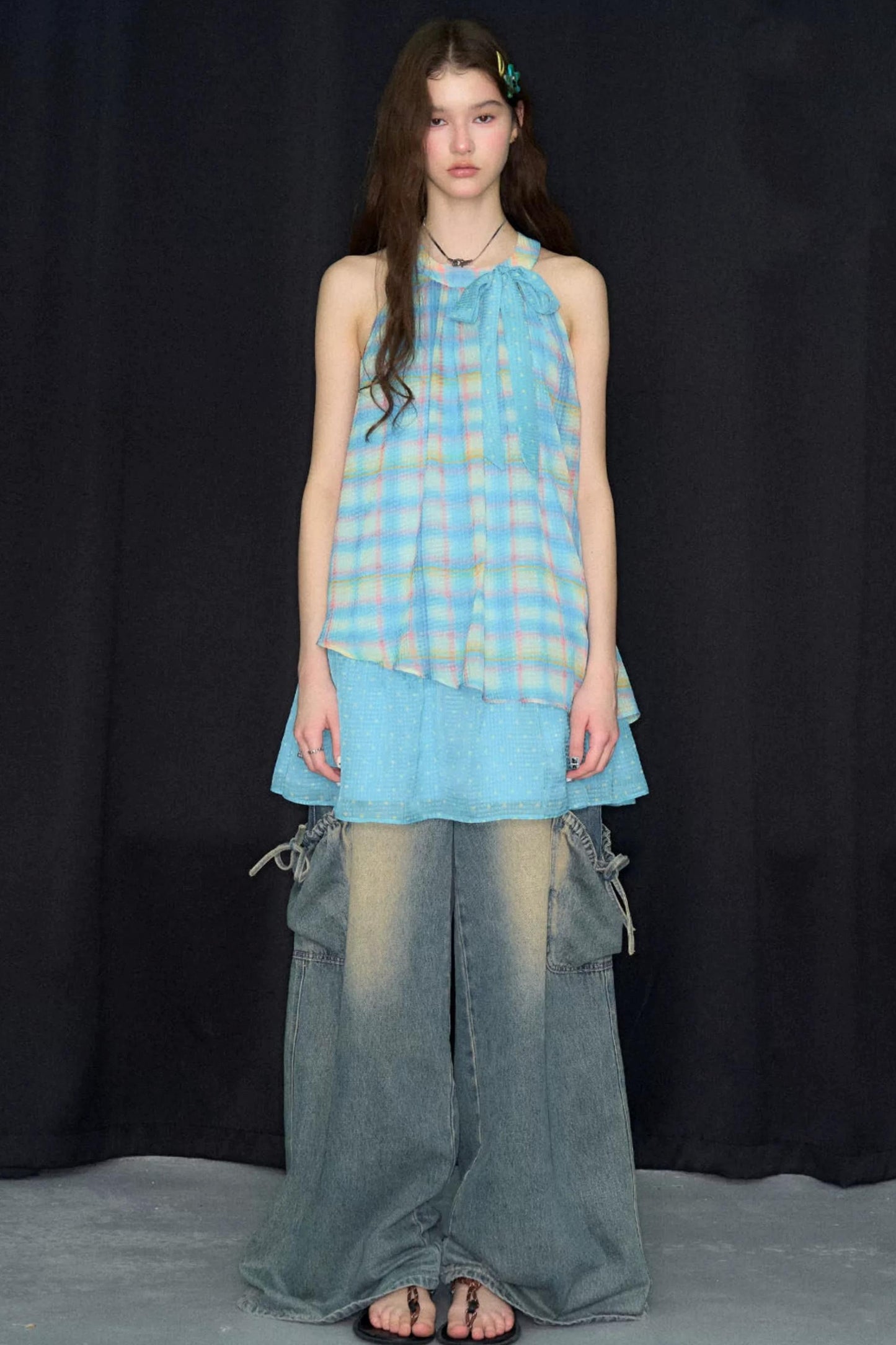 Blaues kariertes Neckholder-Kleid mit Schleife