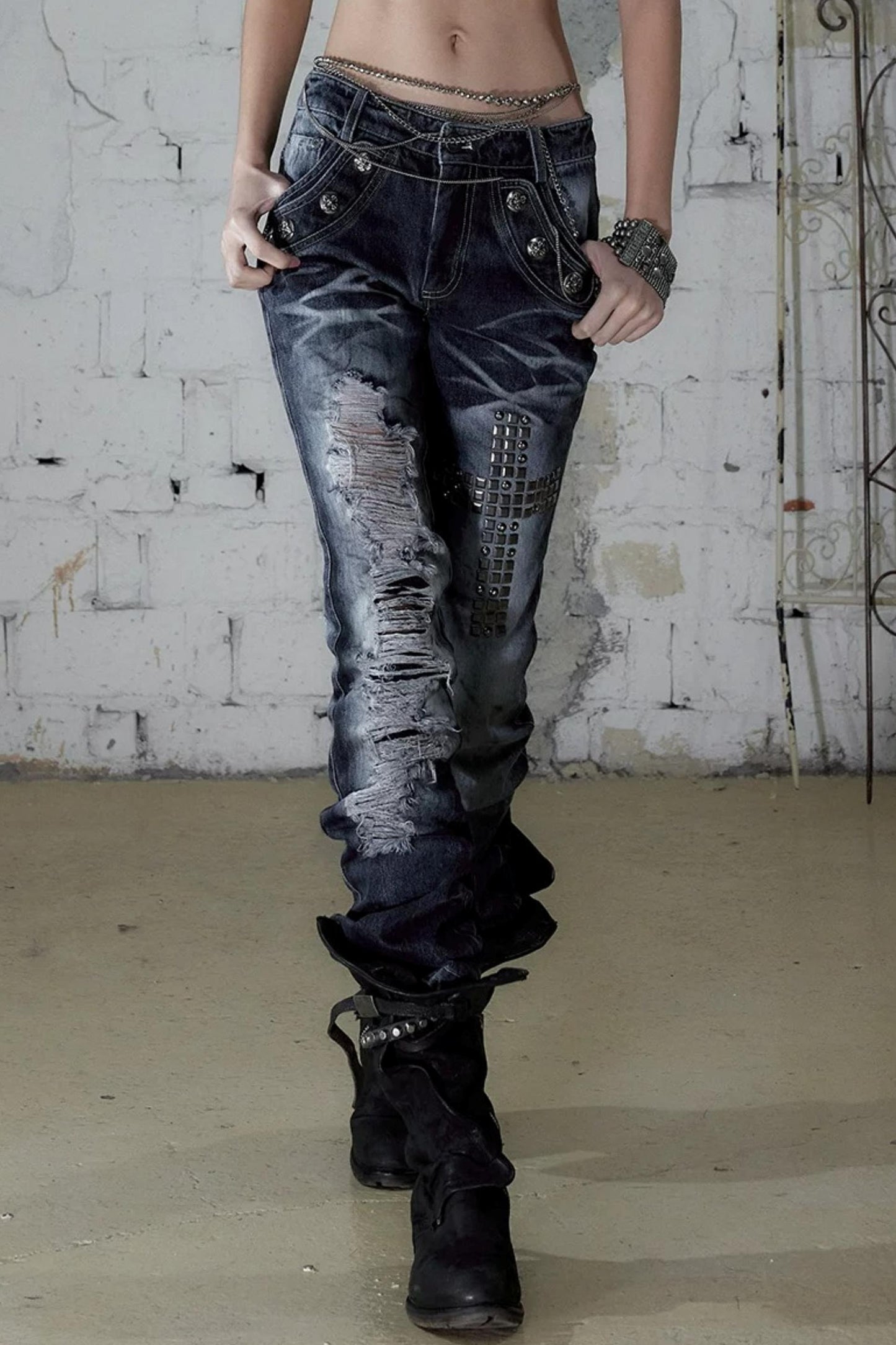 Jeanshose in Used-Optik mit Strasssteinen