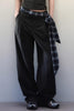 Dunkelblaue Hose (kostenloser karierter Seidenschal)