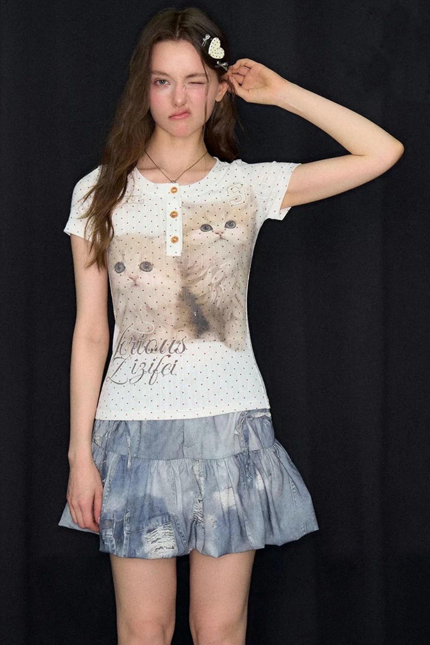 Weißes Henley-Oberteil mit Punktemuster und Katzenmotiv
