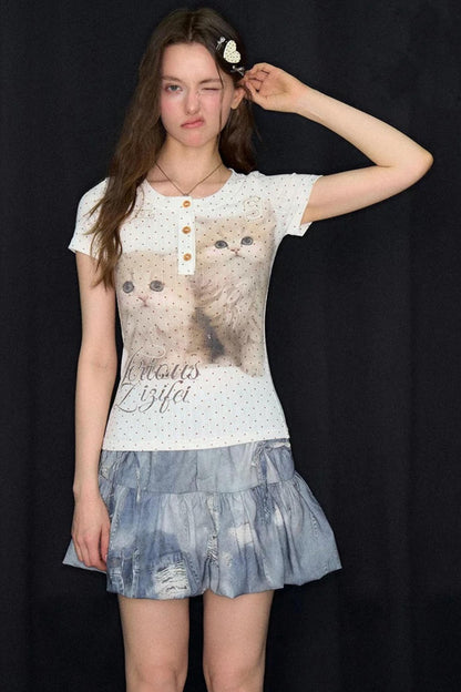 Weißes Henley-Oberteil mit Punktemuster und Katzenmotiv