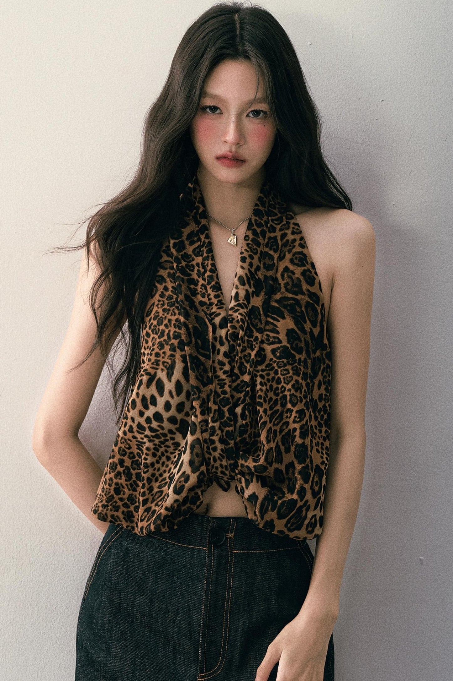 Leoparden-Neckholder-Top mit V-Ausschnitt
