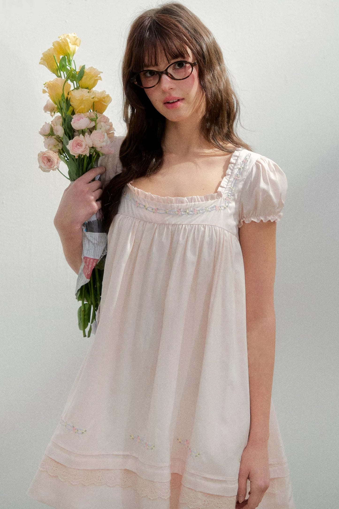 Quadratisches, besticktes Puppenkleid