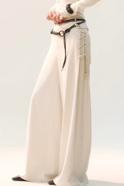 Drapierte Hose mit weitem Bein und seitlicher Schnürung
