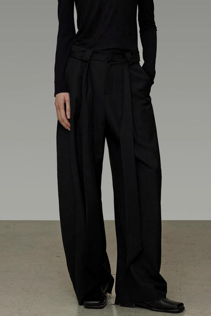 Figurbetonende, fallende Hose mit weitem Bein für den Herbst