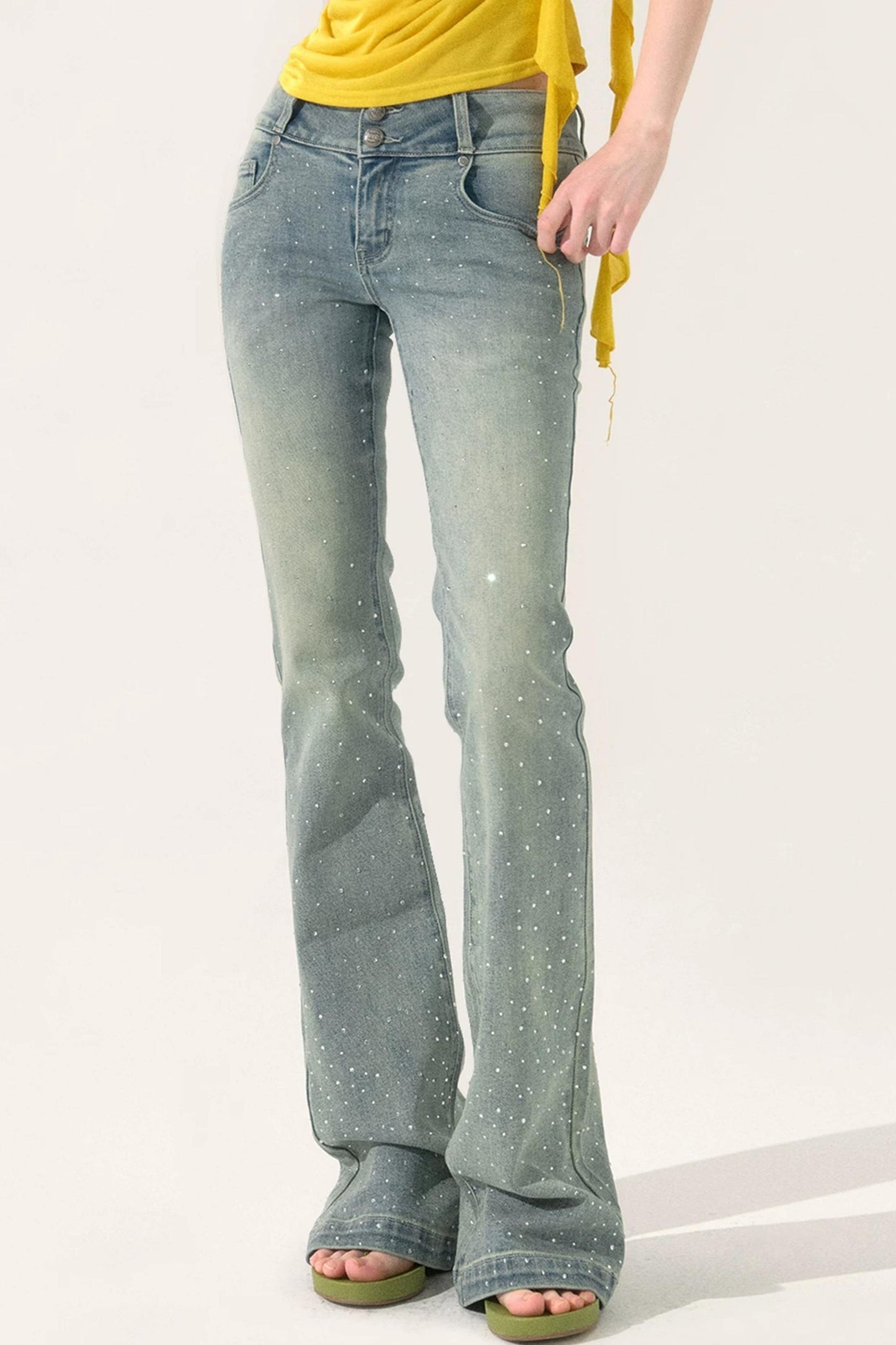 Ausgestellte Denimhose mit Strass