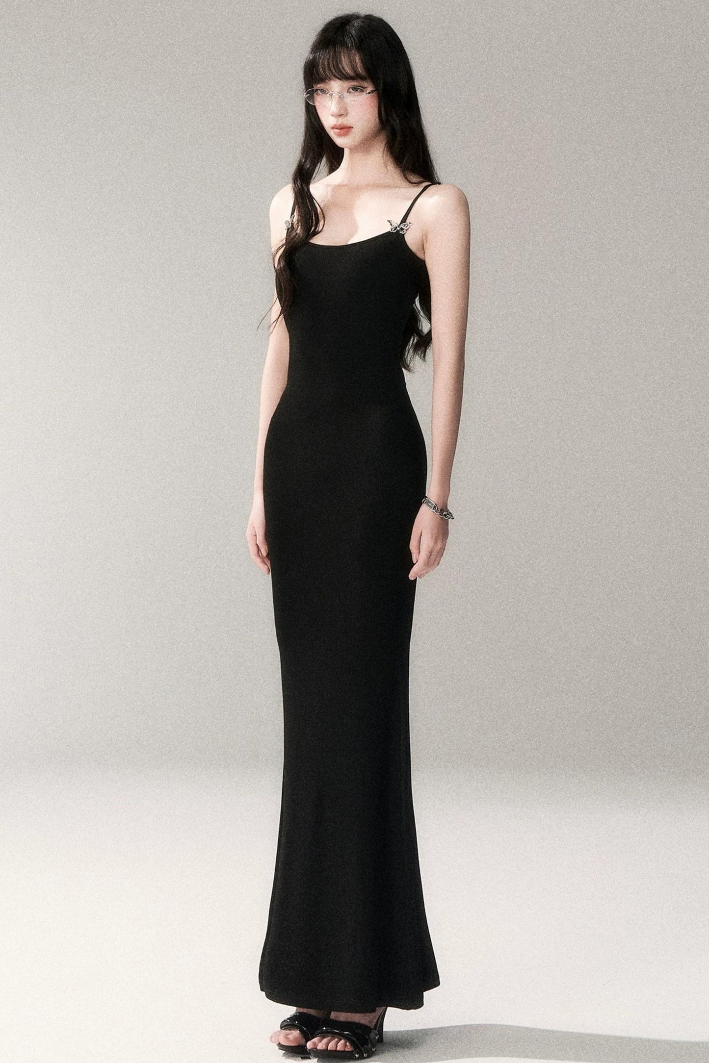 Robe caraco sculptante avec logo papillon en métal