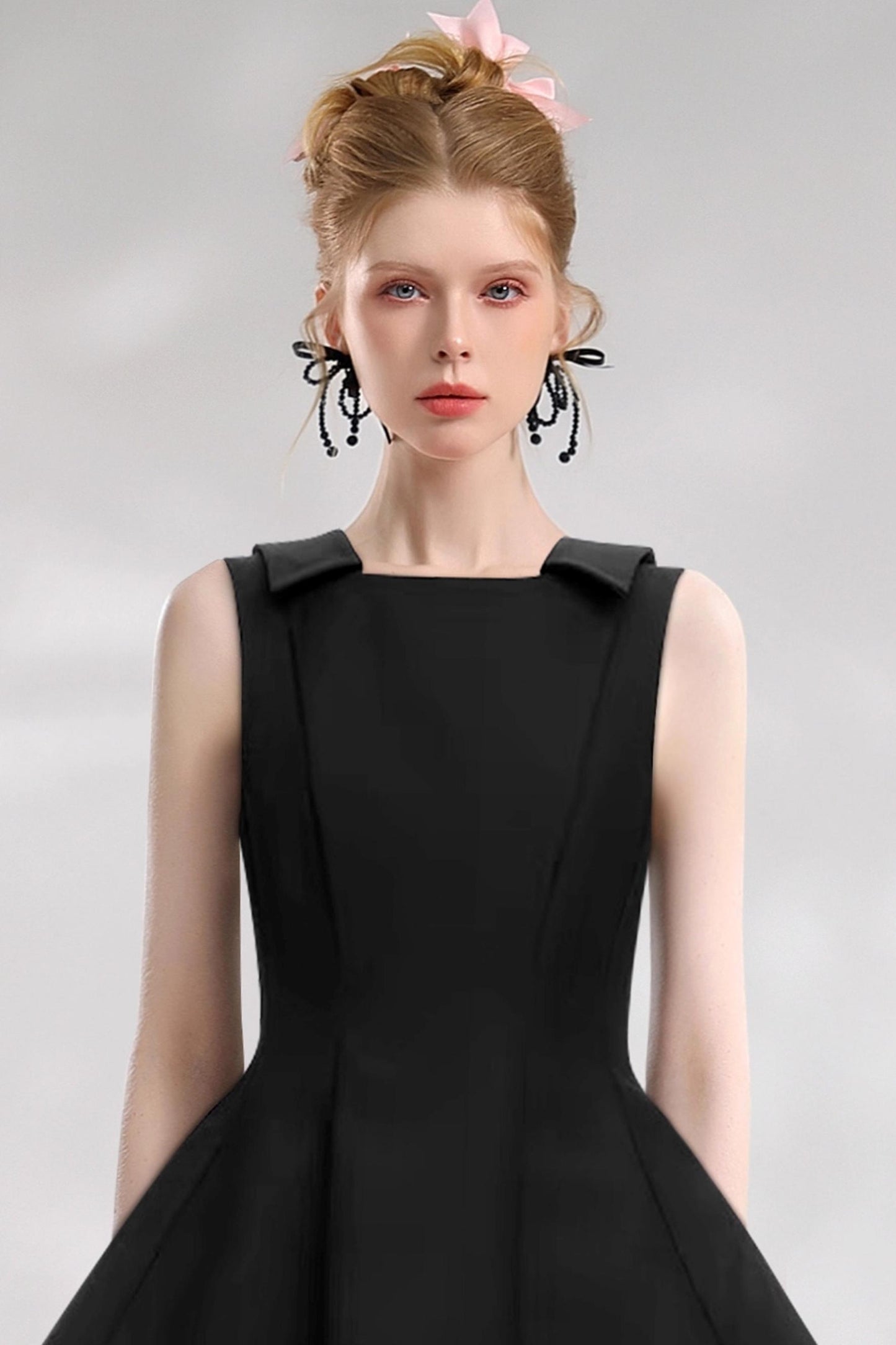 Ärmelloses, schwarzes Kleid