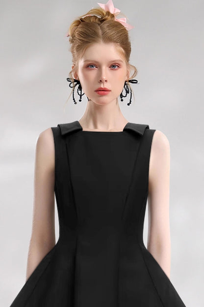 Ärmelloses, schwarzes Kleid