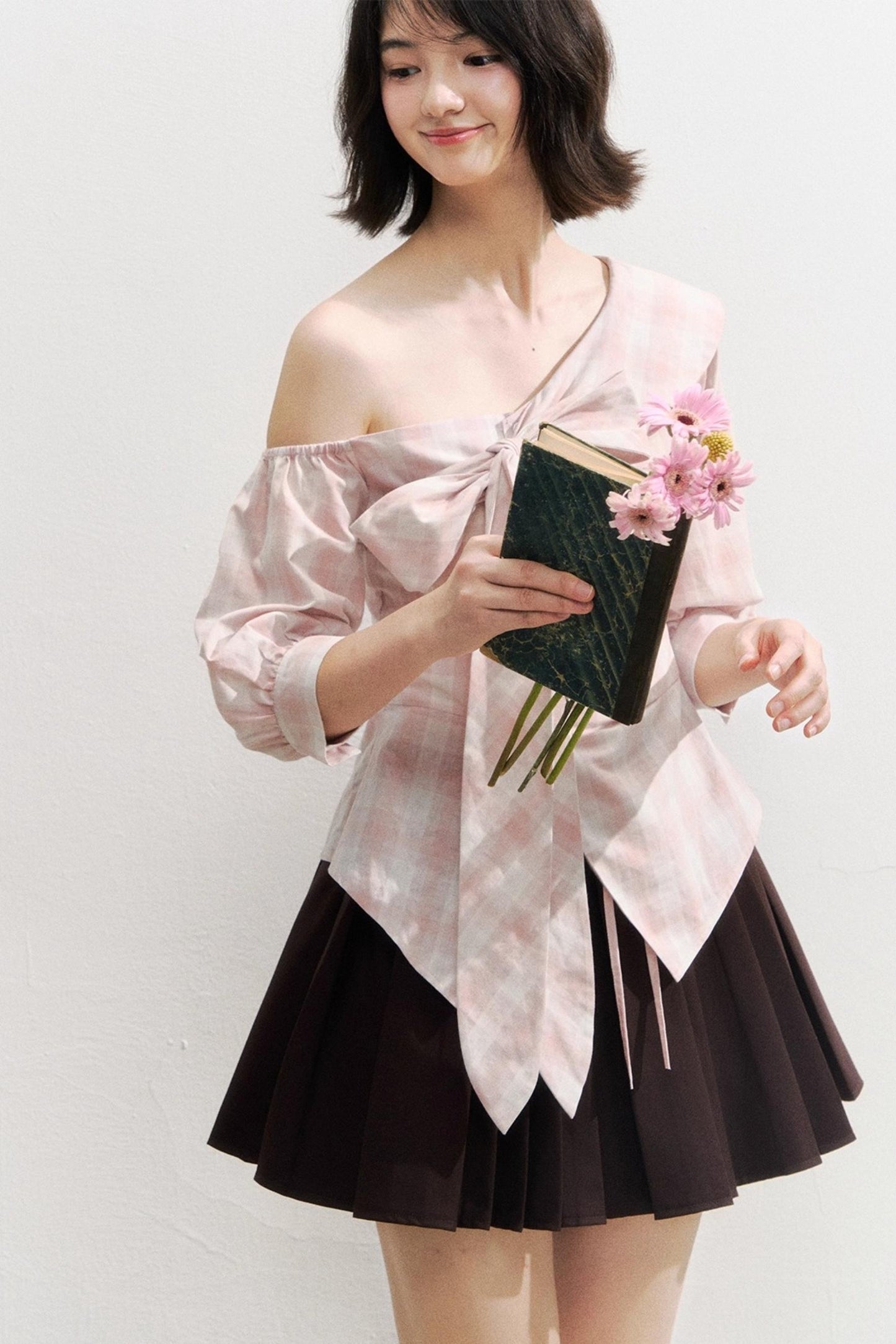 Kariertes One-Shoulder-Taillen-Shirt mit Schleife