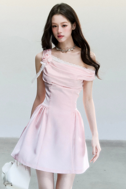 Abito in raso rosa con spalle scoperte