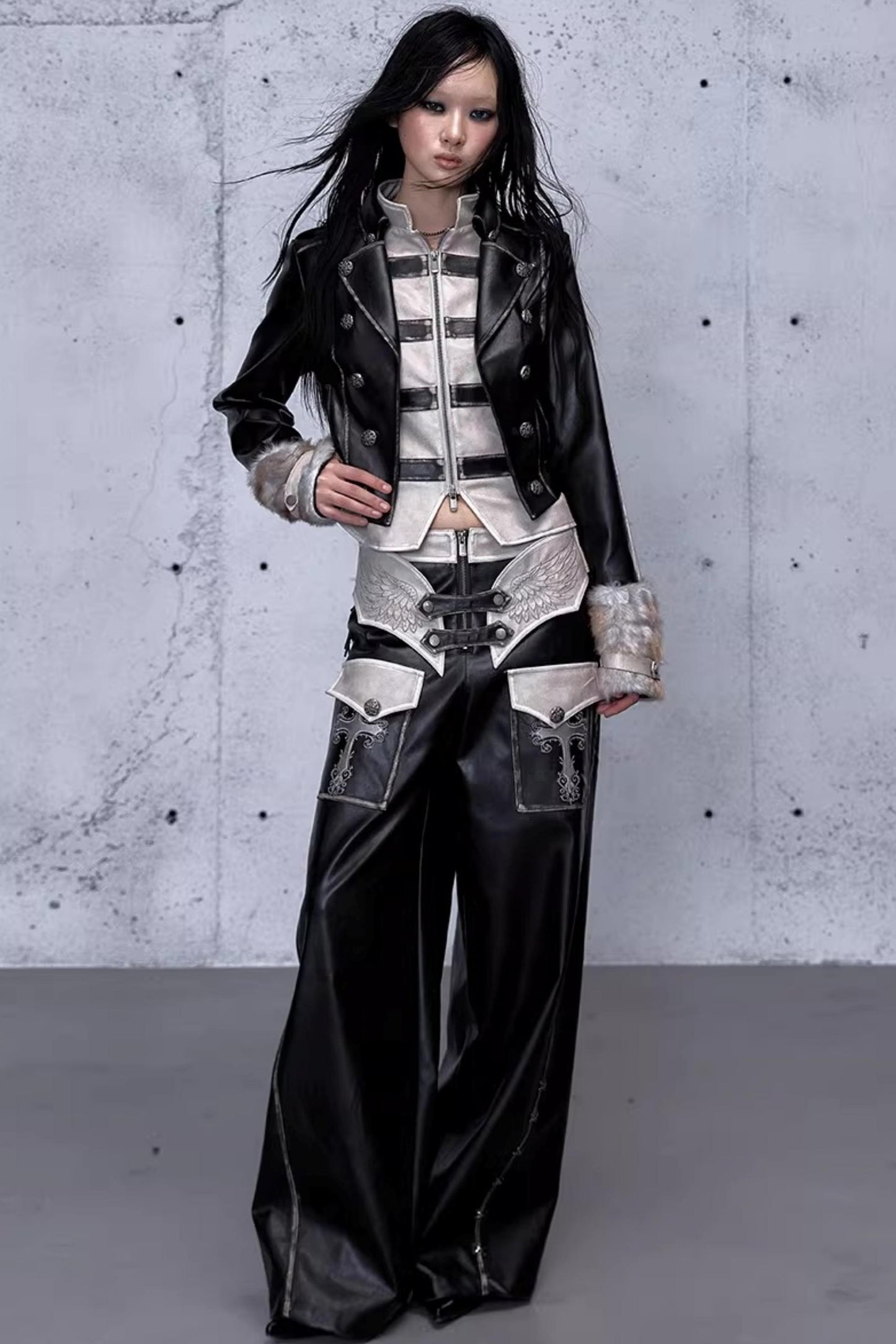 Punk-Lederhose mit Stickerei