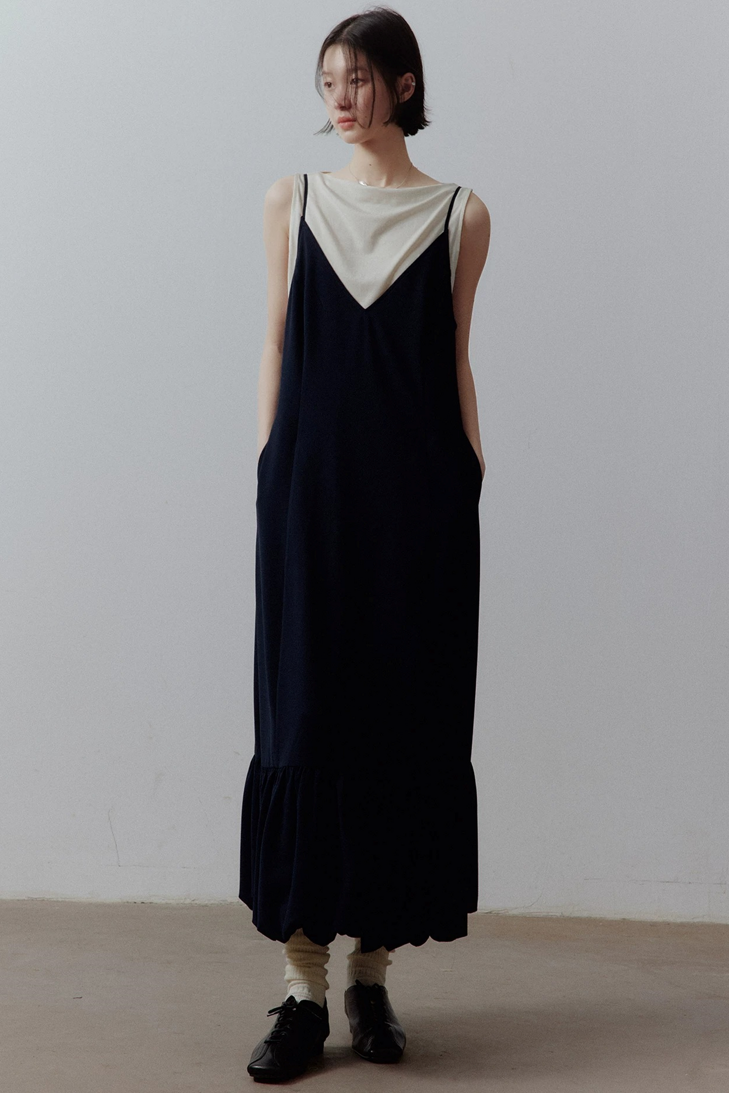 Blumenkleid in ruhigem Blau