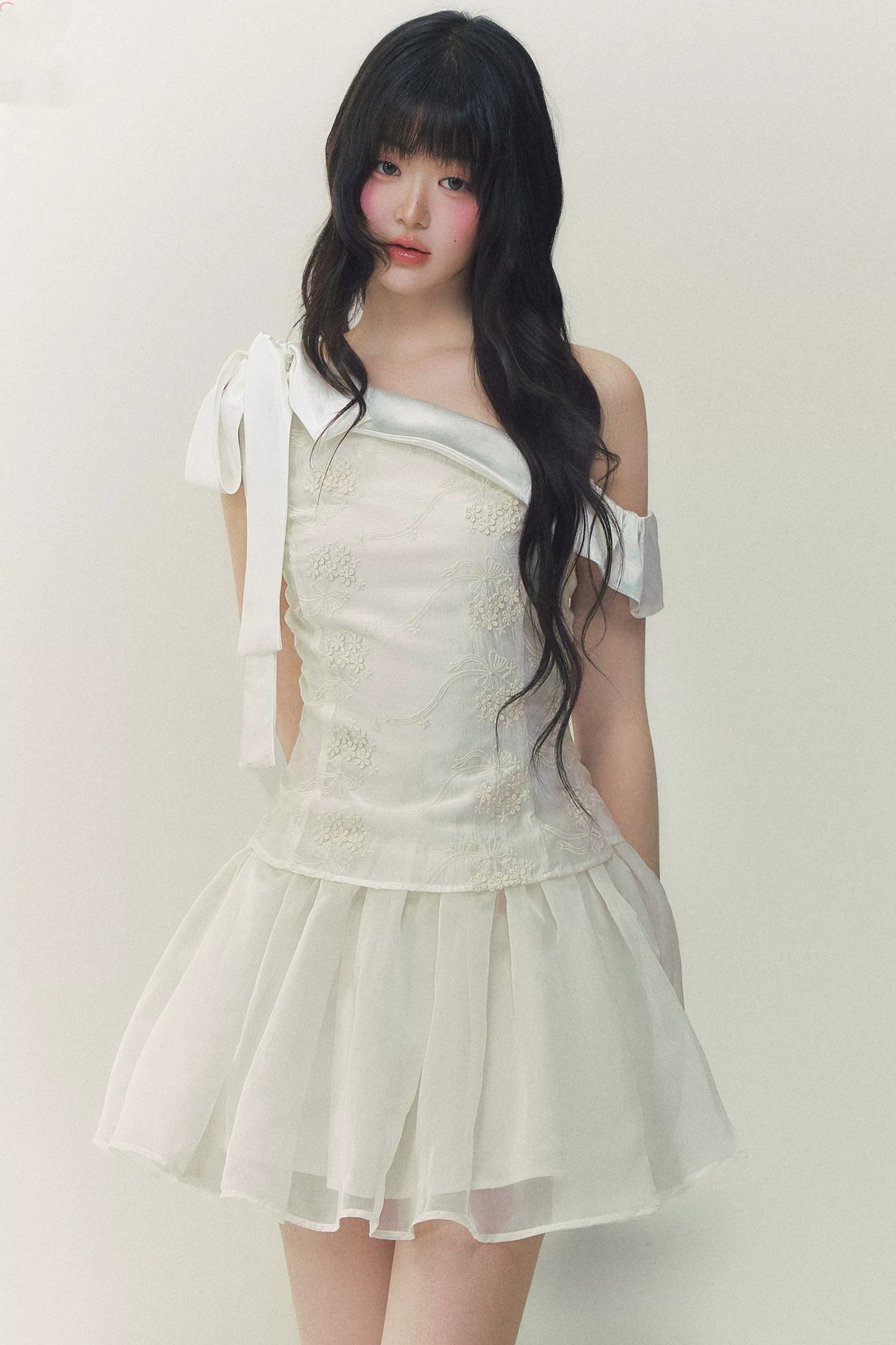 Robe midi princesse en satin brodé