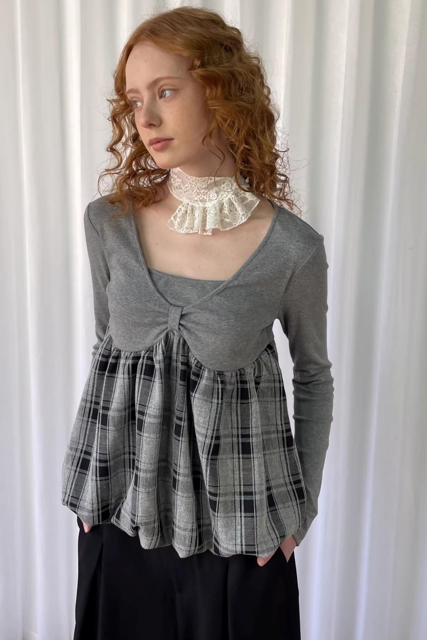 Graues Strickoberteil mit Karomuster