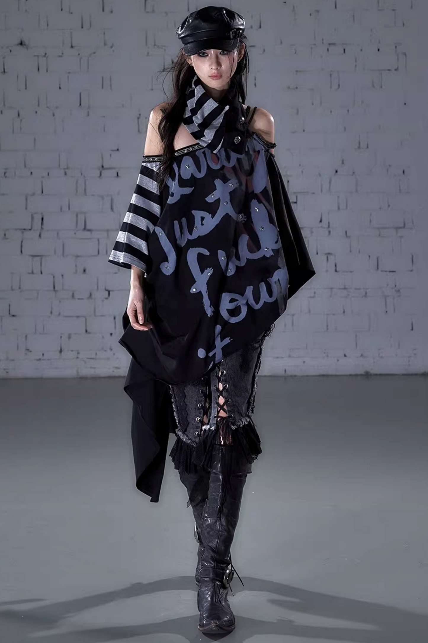 Asymmetrische Schleifen-Cape-Bluse