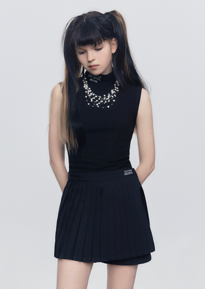 Tight-fitting high neck sleeveless with embroidery