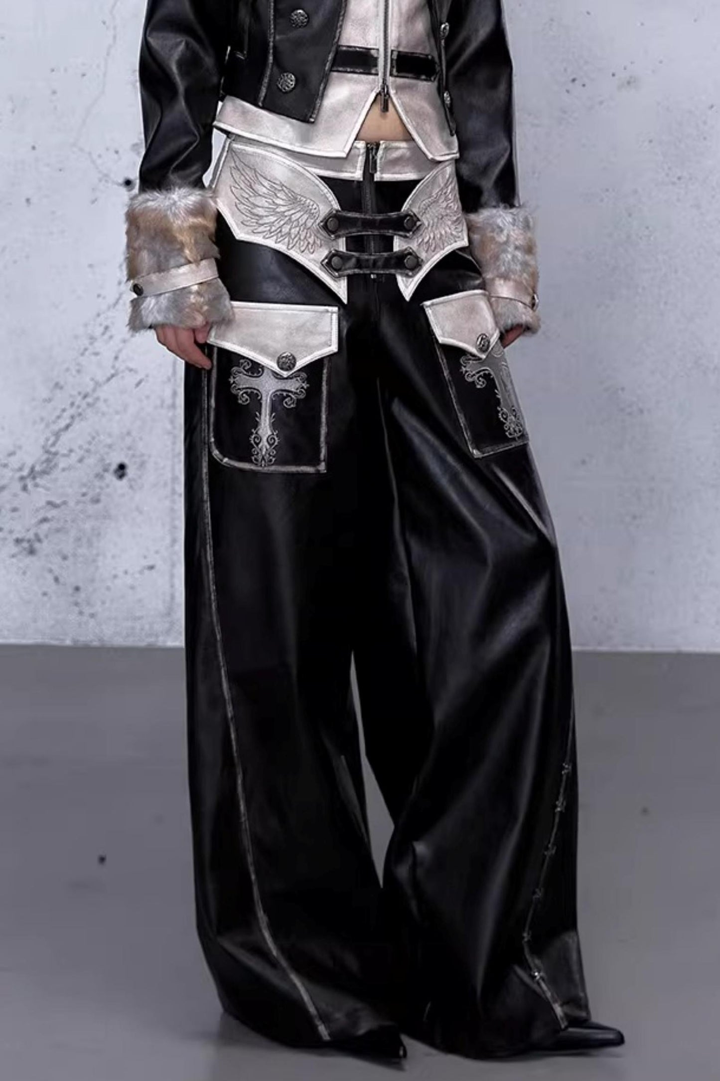 Punk-Lederhose mit Stickerei