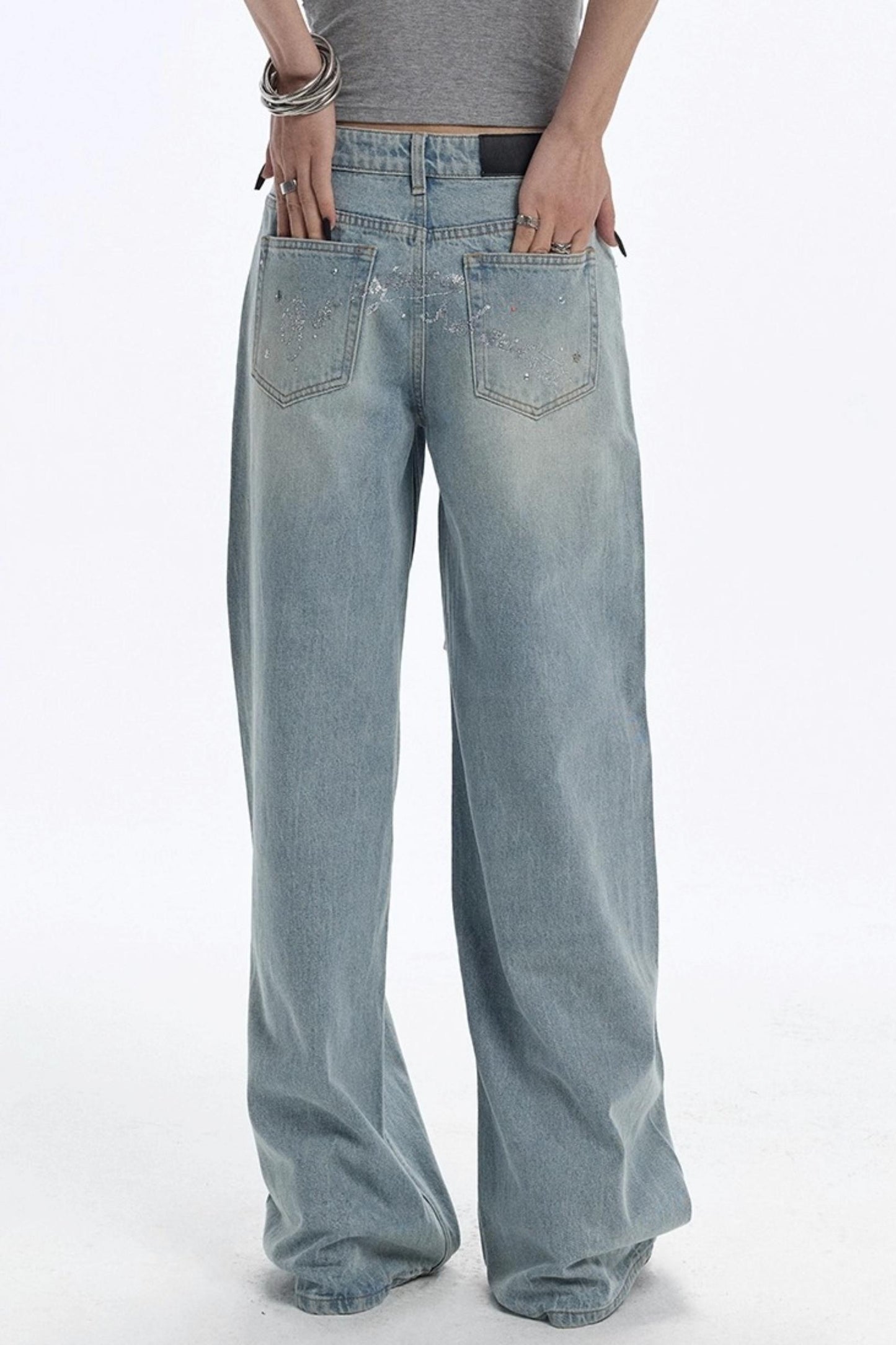 Blaue Jeans mit Edelsteinen und Diamanten