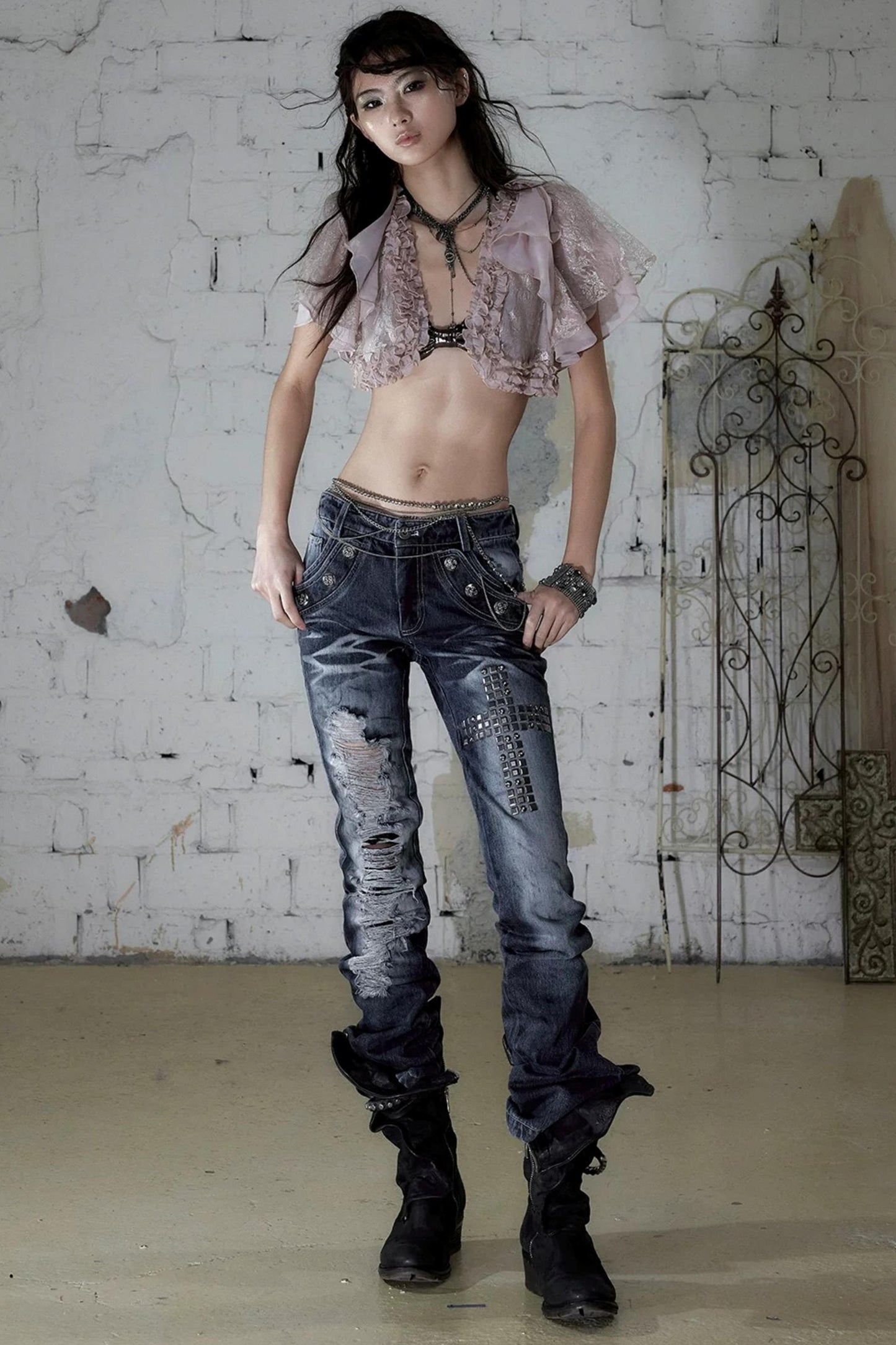 Jeanshose in Used-Optik mit Strasssteinen