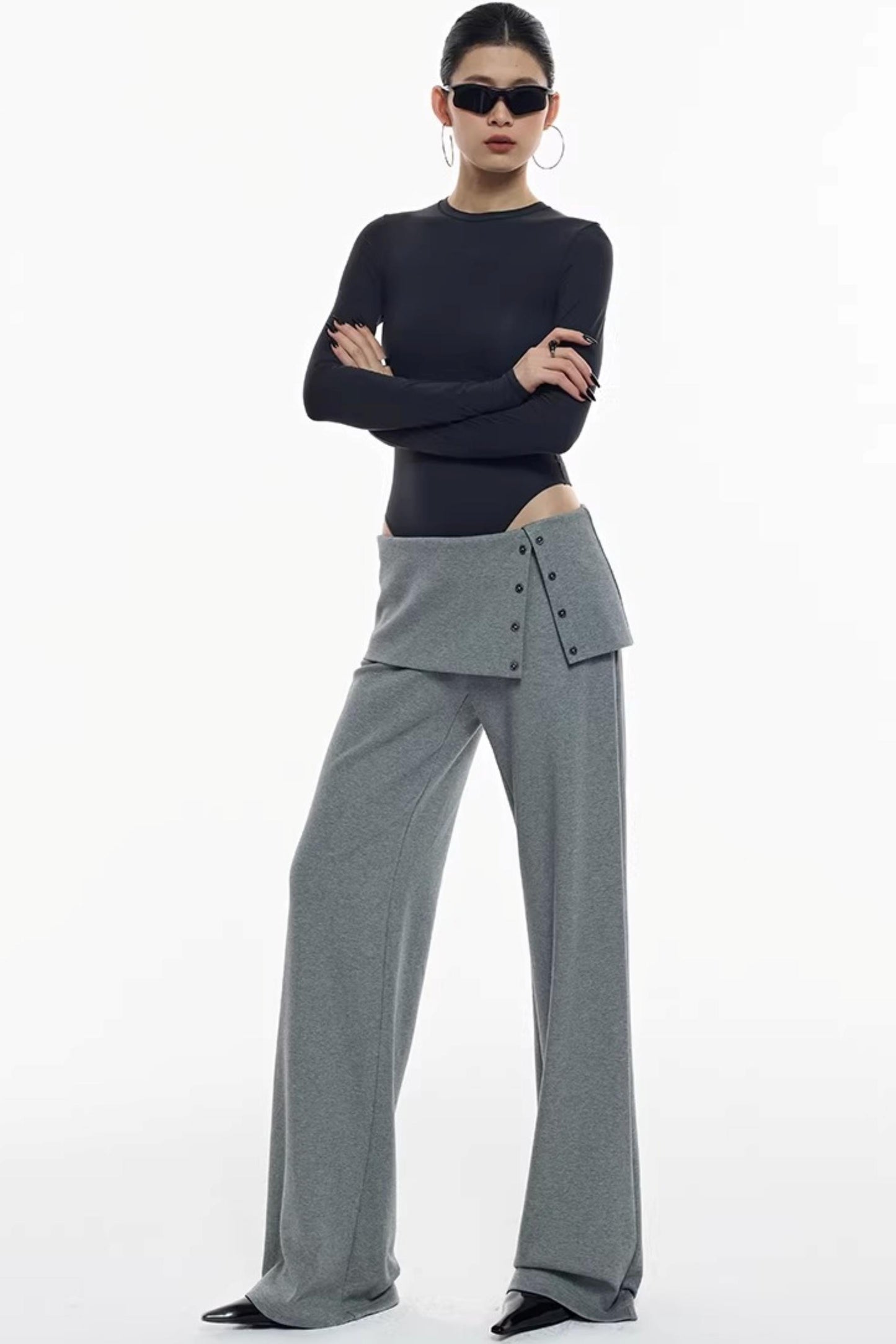 Strickhose mit Schlitz, die die Hüfte bedeckt