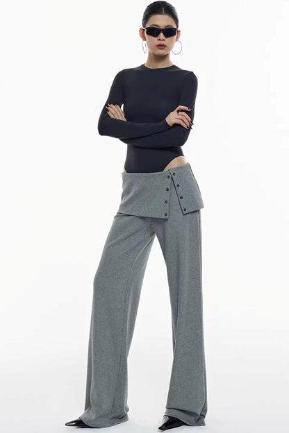 Strickhose mit Schlitz, die die Hüfte bedeckt