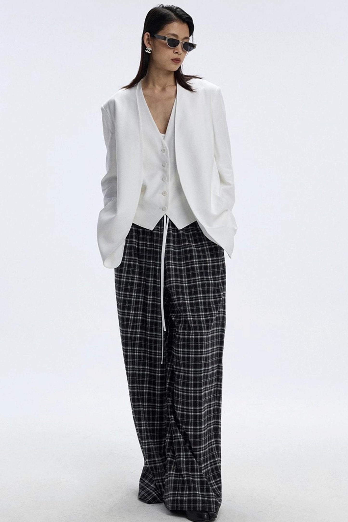White Collarless V-Neck Loose Suit Set-Up