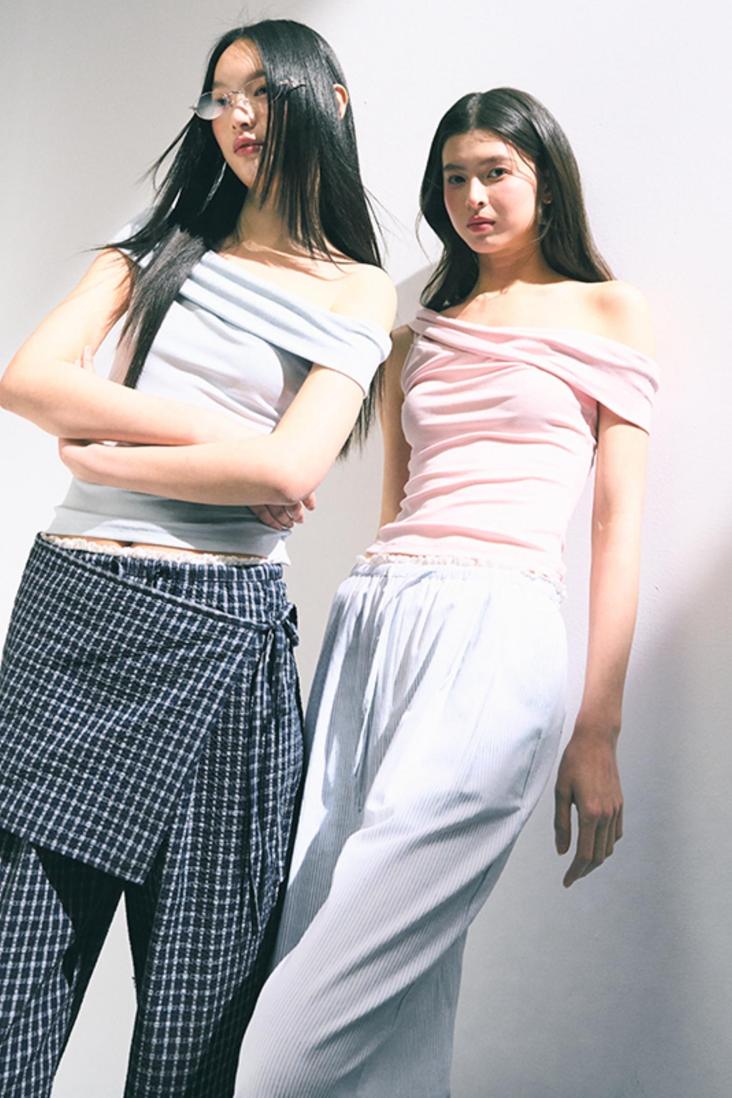 Gentle Design Lace Neckline Top