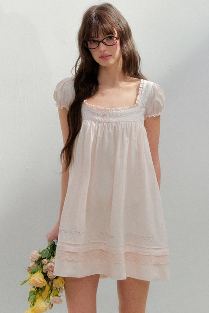 Quadratisches, besticktes Puppenkleid