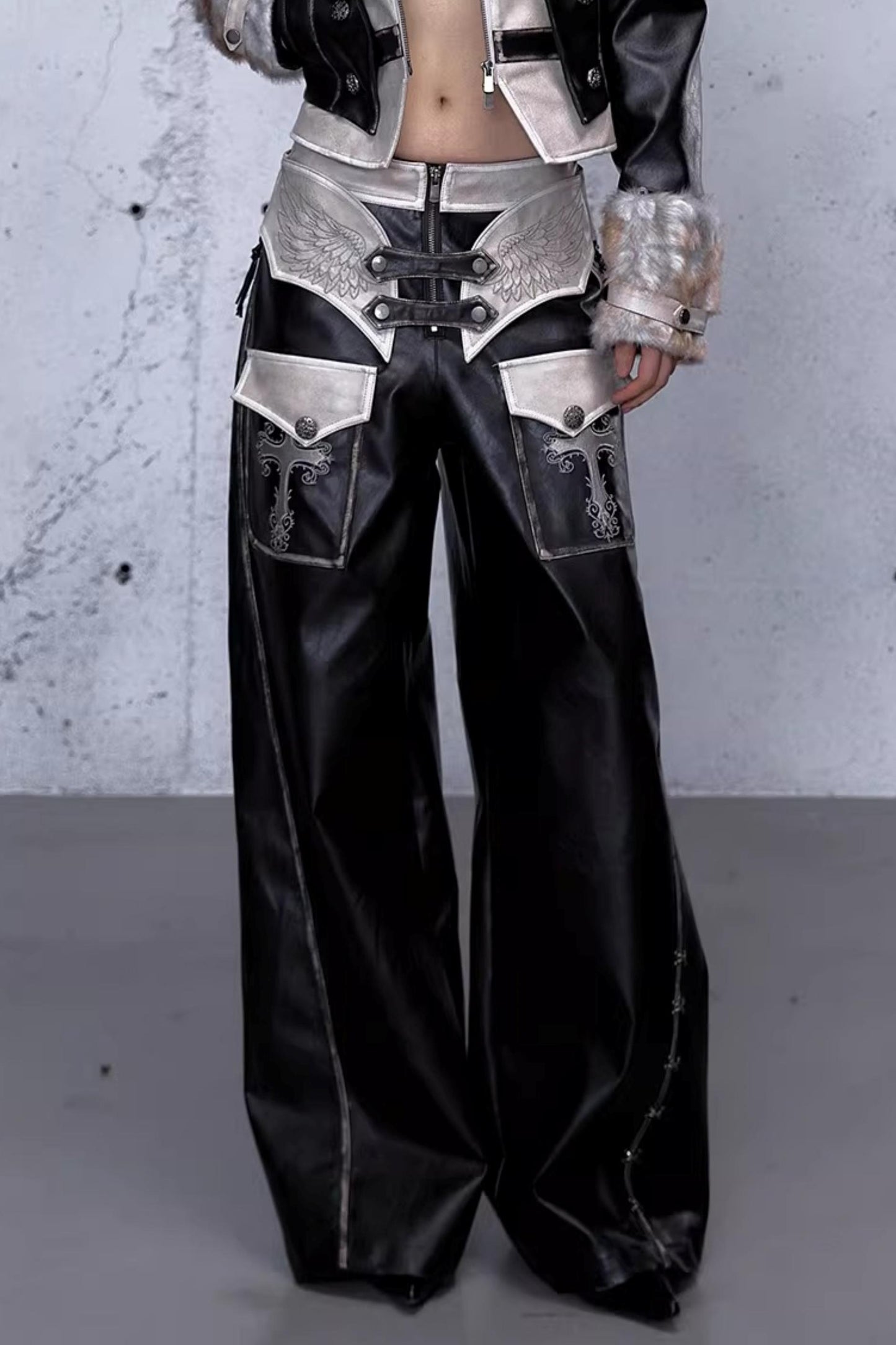 Punk-Lederhose mit Stickerei