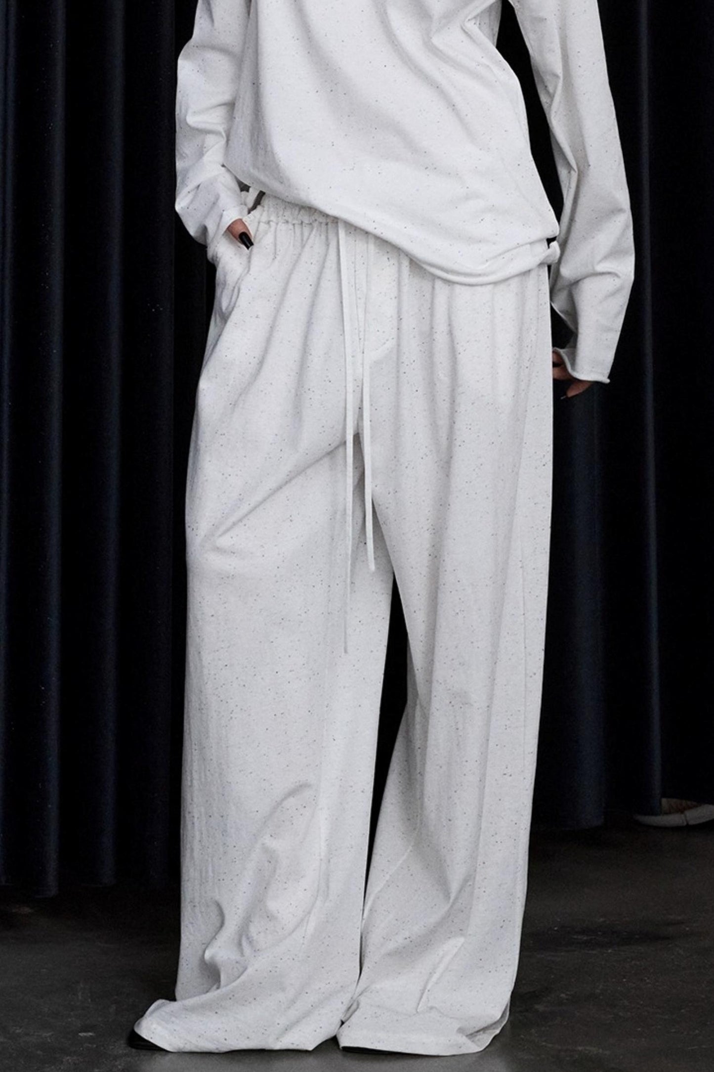 Set-Up aus Oberteil und Hose mit farbigen Punkten
