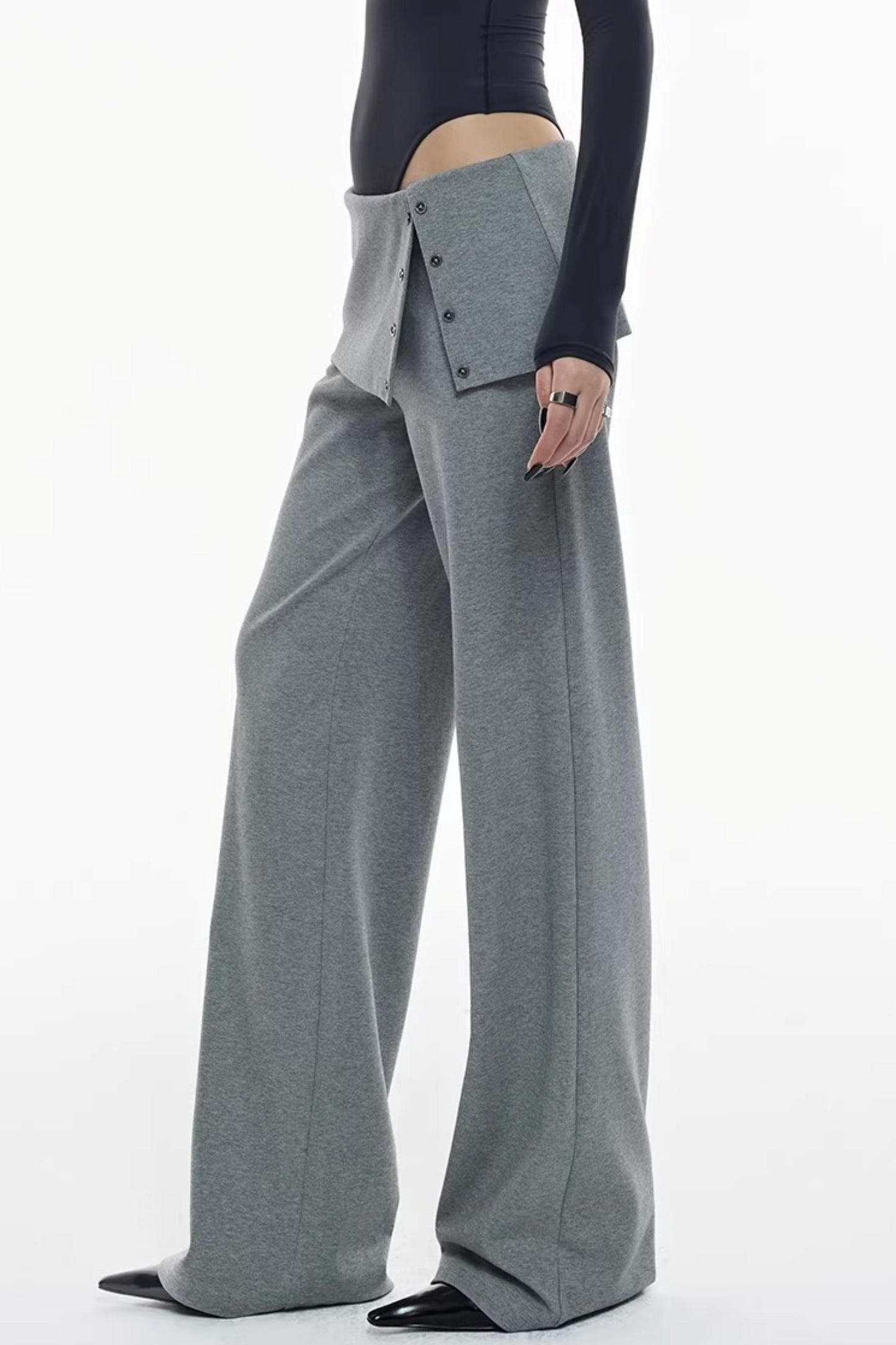 Strickhose mit Schlitz, die die Hüfte bedeckt