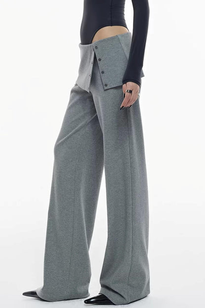Strickhose mit Schlitz, die die Hüfte bedeckt