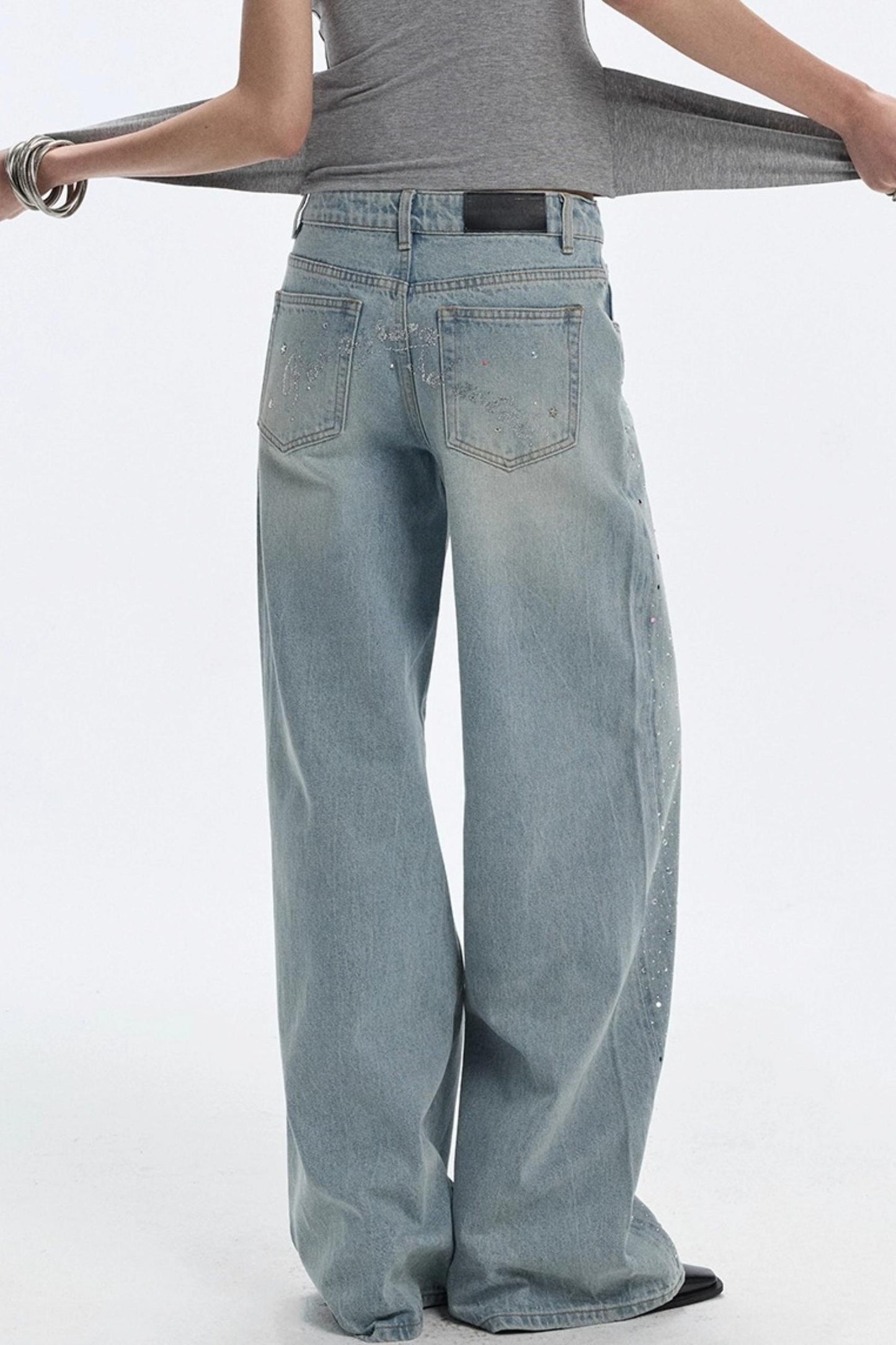 Blaue Jeans mit Edelsteinen und Diamanten