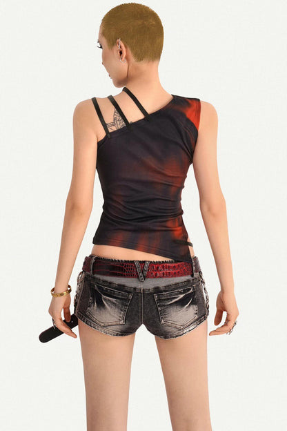 Asymmetrische rote Weste mit gedrehtem Detail
