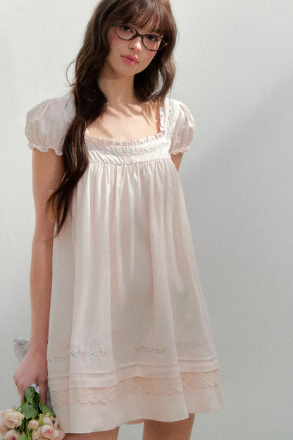 Quadratisches, besticktes Puppenkleid