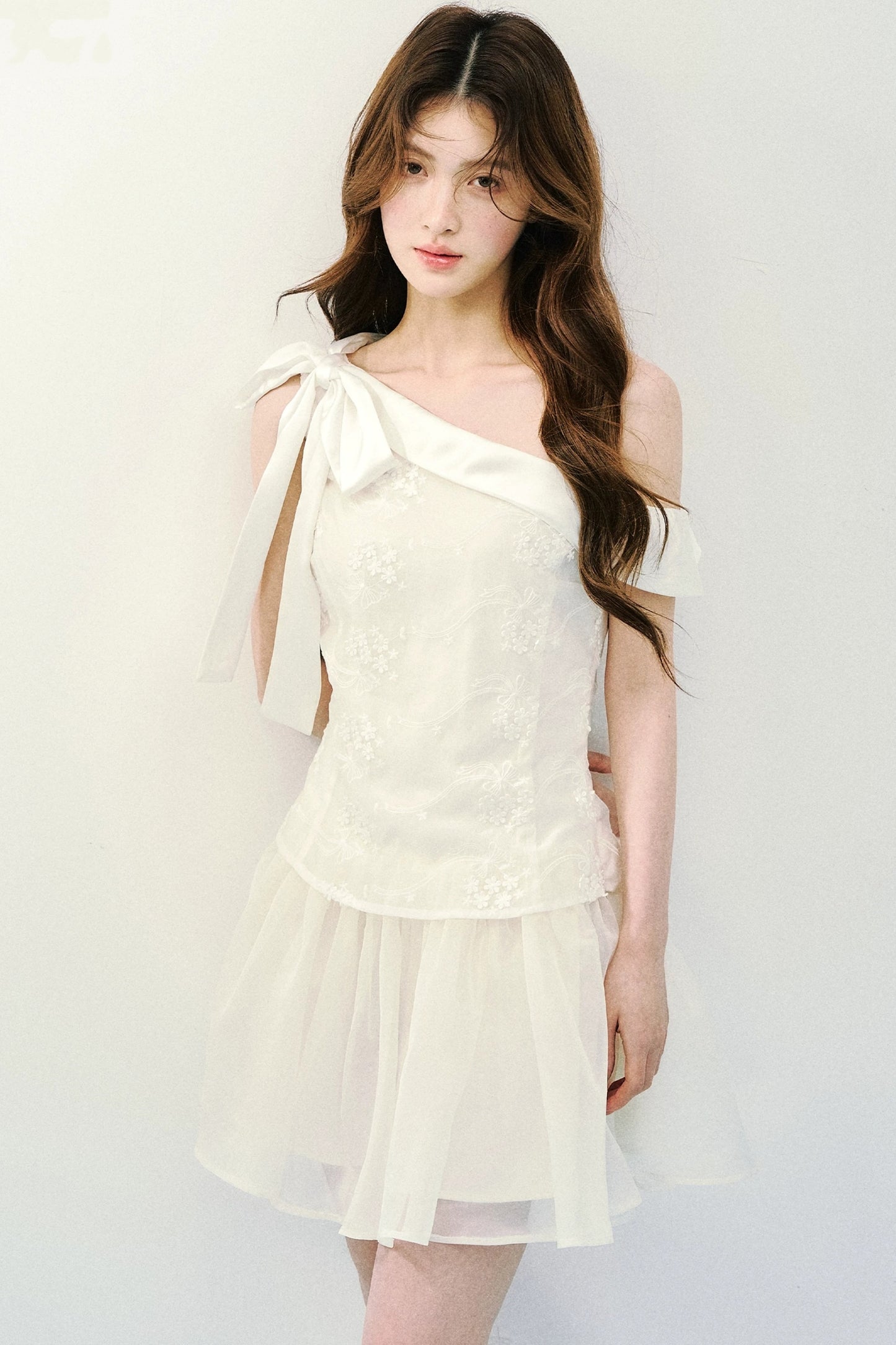 Robe midi princesse en satin brodé