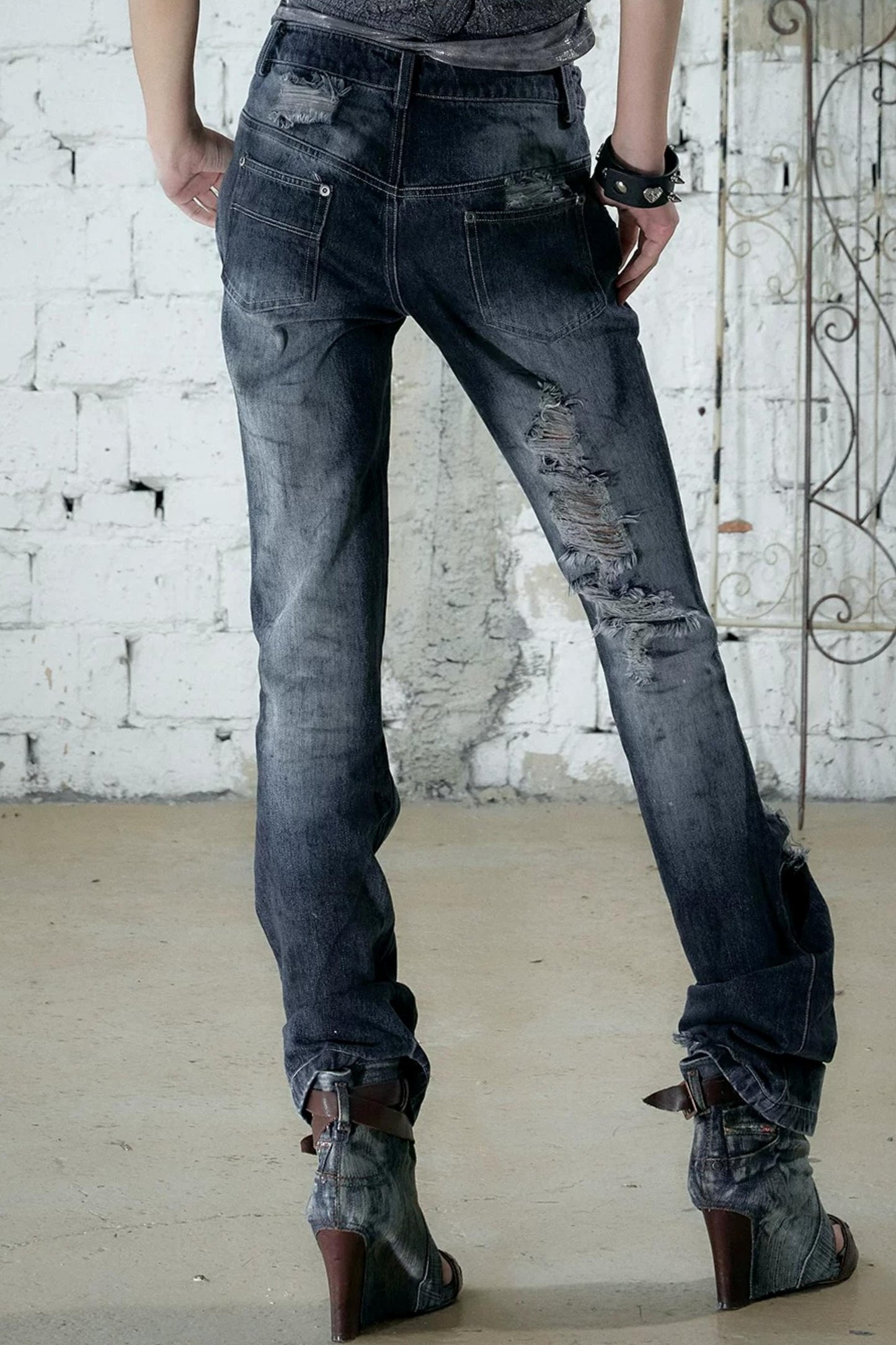 Jeanshose in Used-Optik mit Strasssteinen