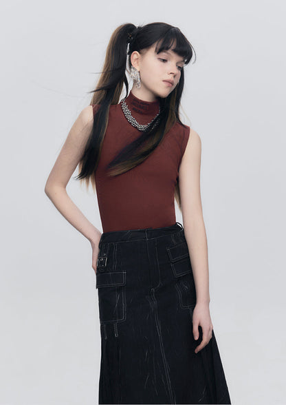 Tight-fitting high neck sleeveless with embroidery