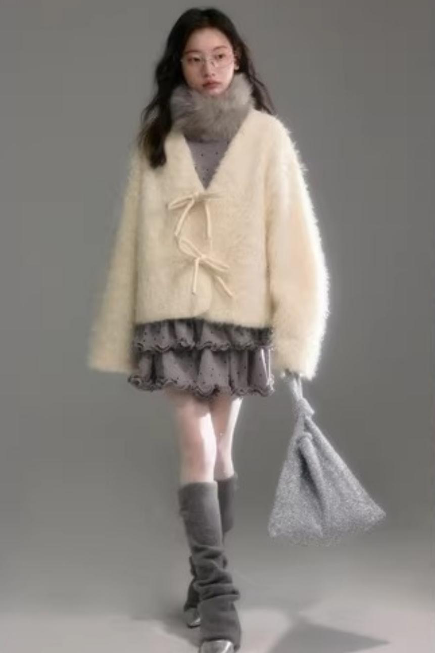 Three-Dimensional Bow Fur Coat