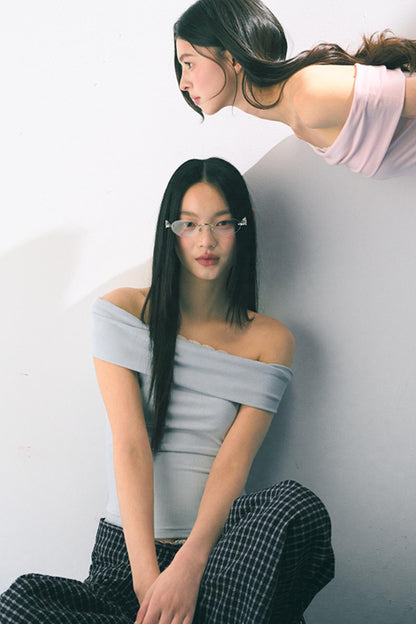 Gentle Design Lace Neckline Top