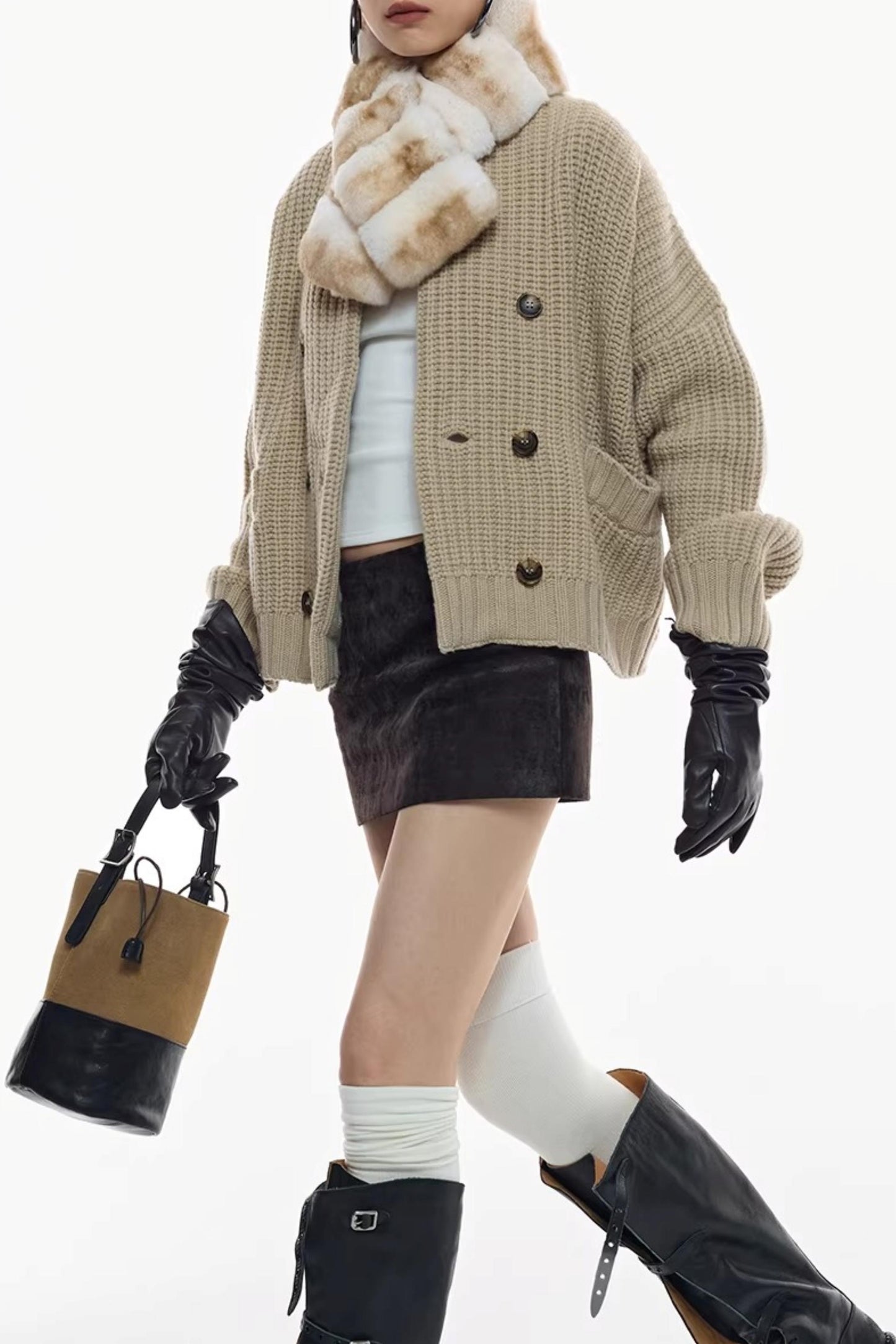 Kamelfarbener zweireihiger Strick-Strickjacke