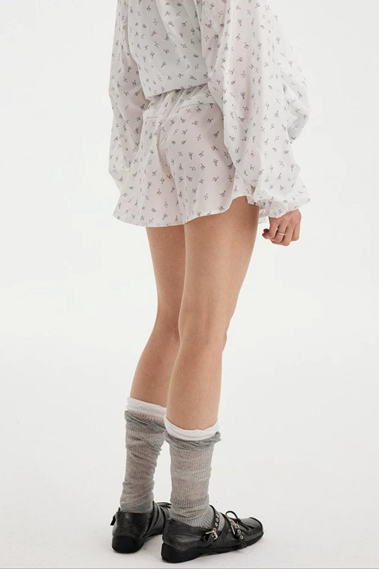 Set aus weißem Oberteil mit Blumenmuster und Kordelzug und Culotte-Hose