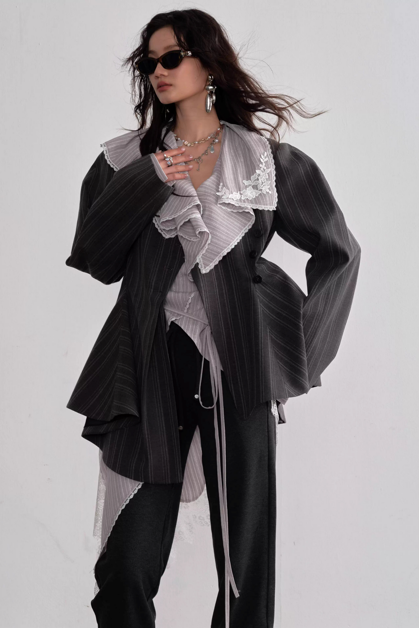 Grau asymmetrischer gestreifter Blazer